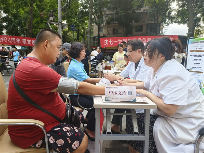 党旗映初心 仁心践使命——我院赴青羊区清波社区开展庆建党104周年爱心义诊！